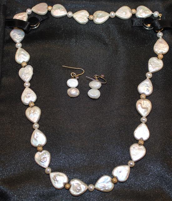 Freshwater pearl necklace and earrings(-)